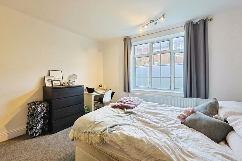 Room Davidson Gardens in Greater London