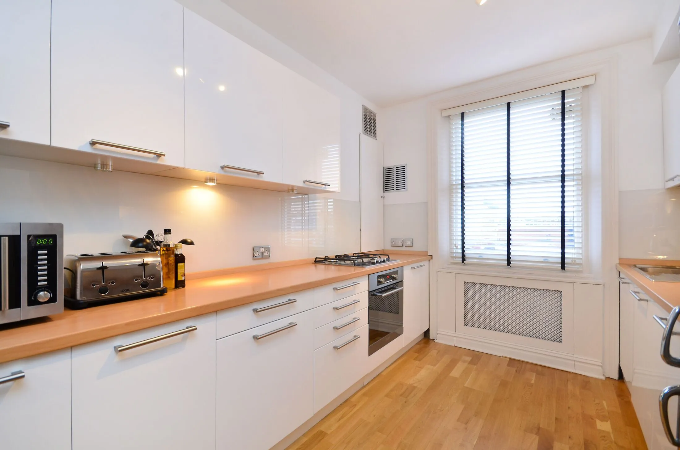 Flat Peel Street in Greater London