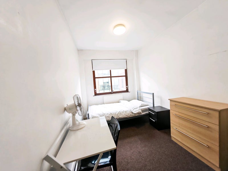 Room Brune Street in Greater London