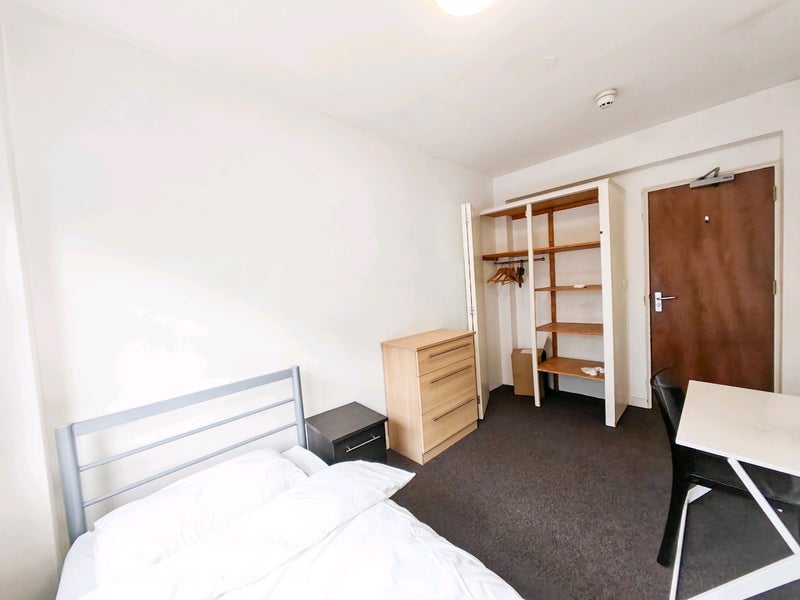 Room Brune Street in Greater London