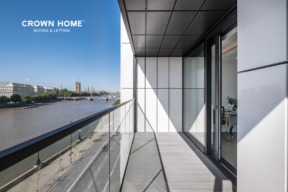 Flat Albert Embankment in Greater London