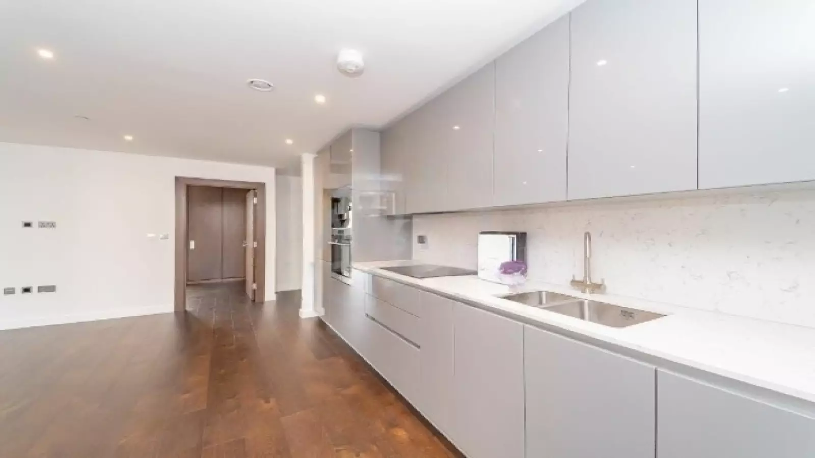 Flat Moat Street in Greater London