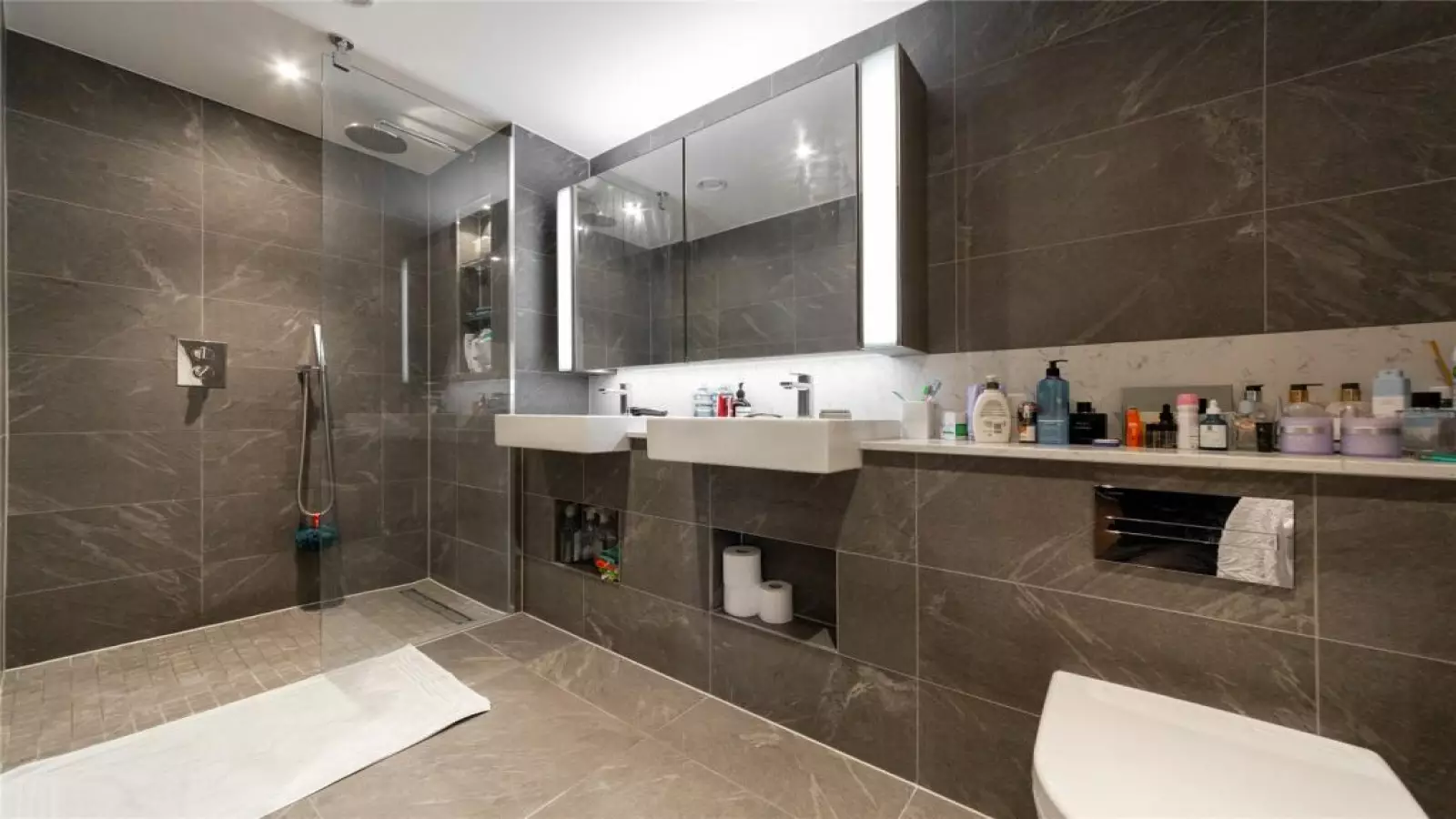 Flat Moat Street in Greater London