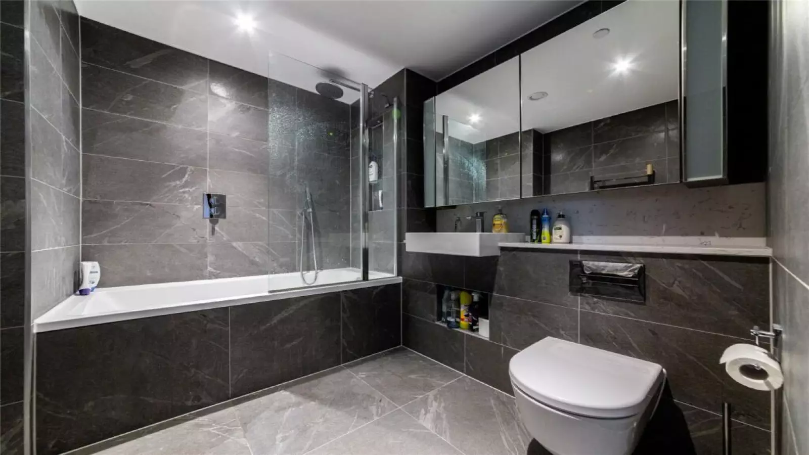 Flat Moat Street in Greater London