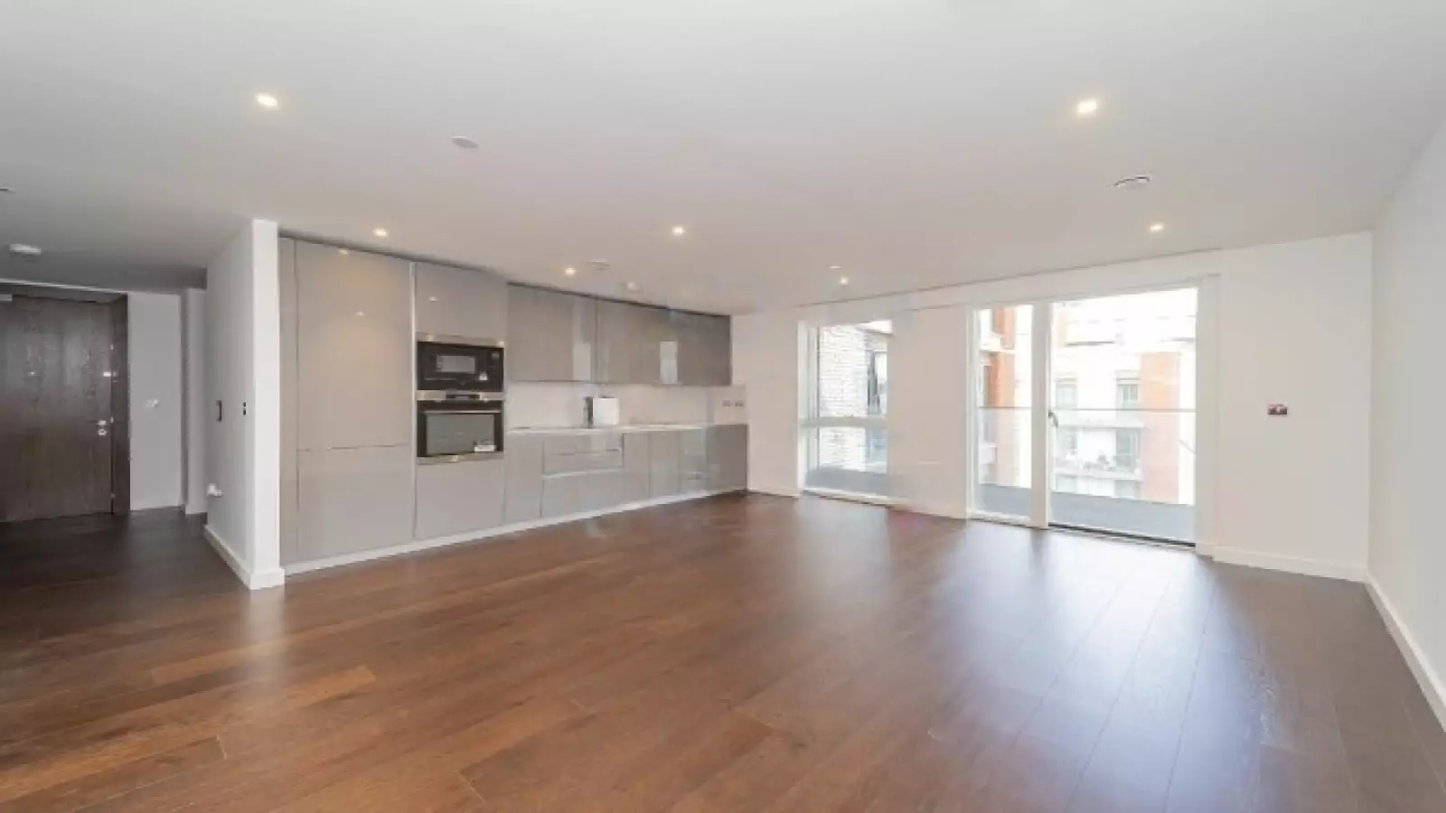Flat Moat Street in Greater London