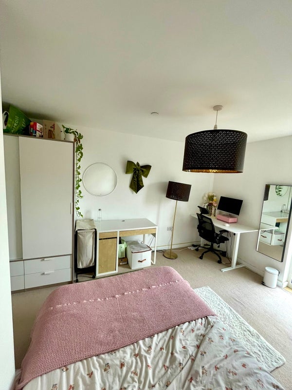 Room Hay Currie Street in Greater London