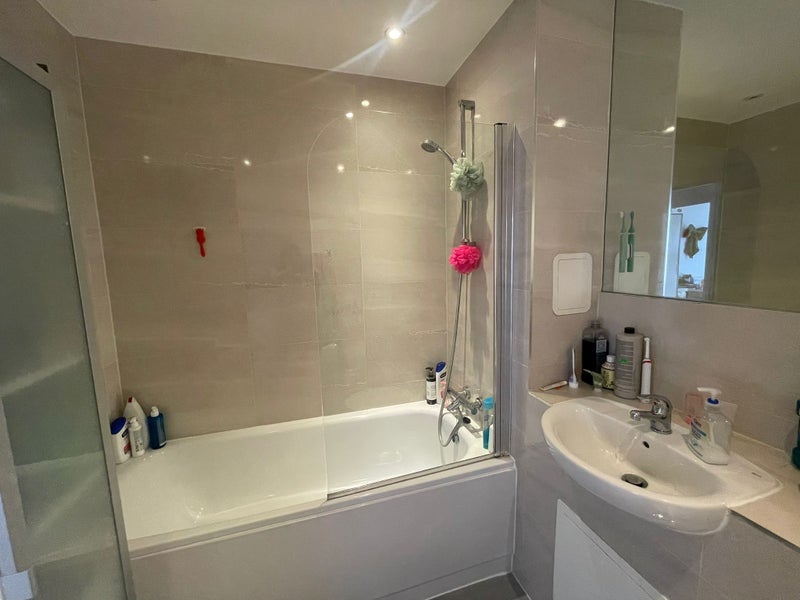 Room Hay Currie Street in Greater London