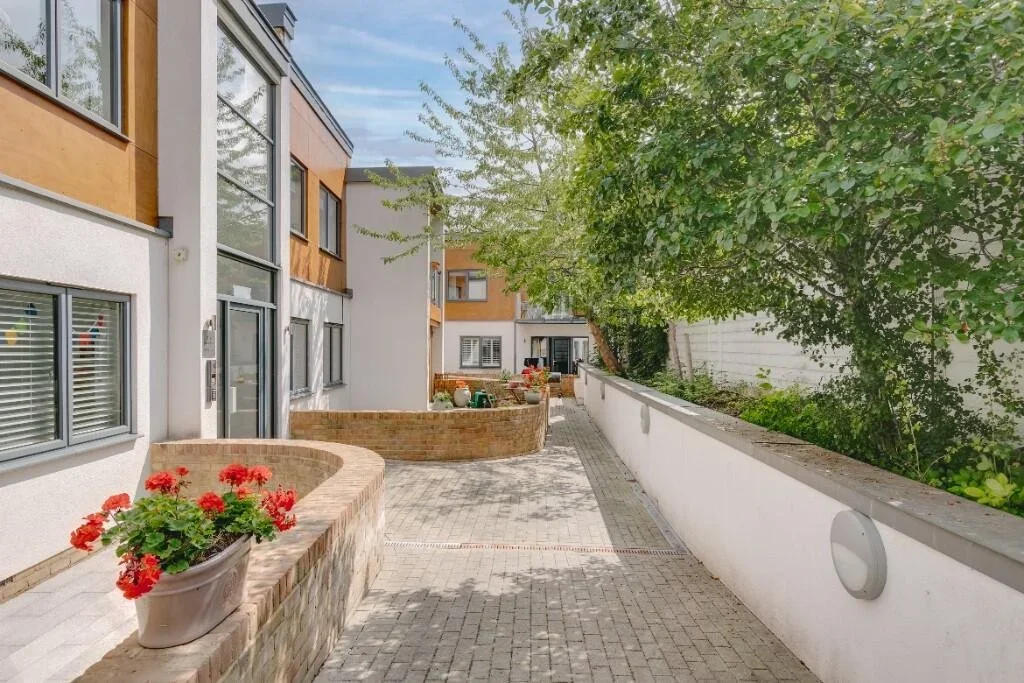 Flat Gipsy Road in Greater London
