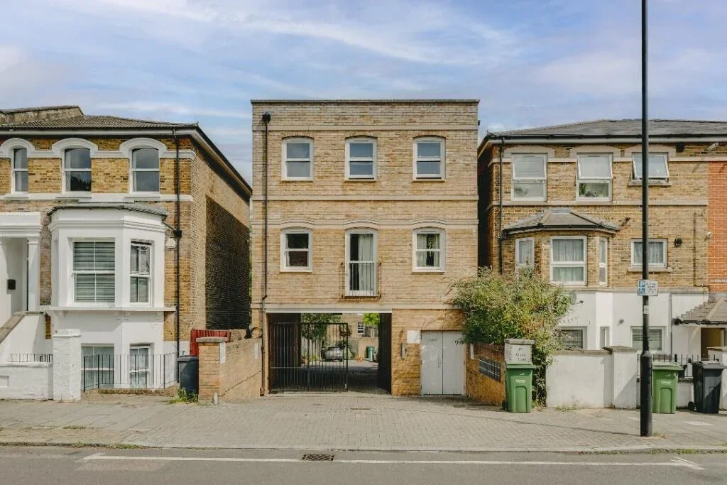 Flat Gipsy Road in Greater London