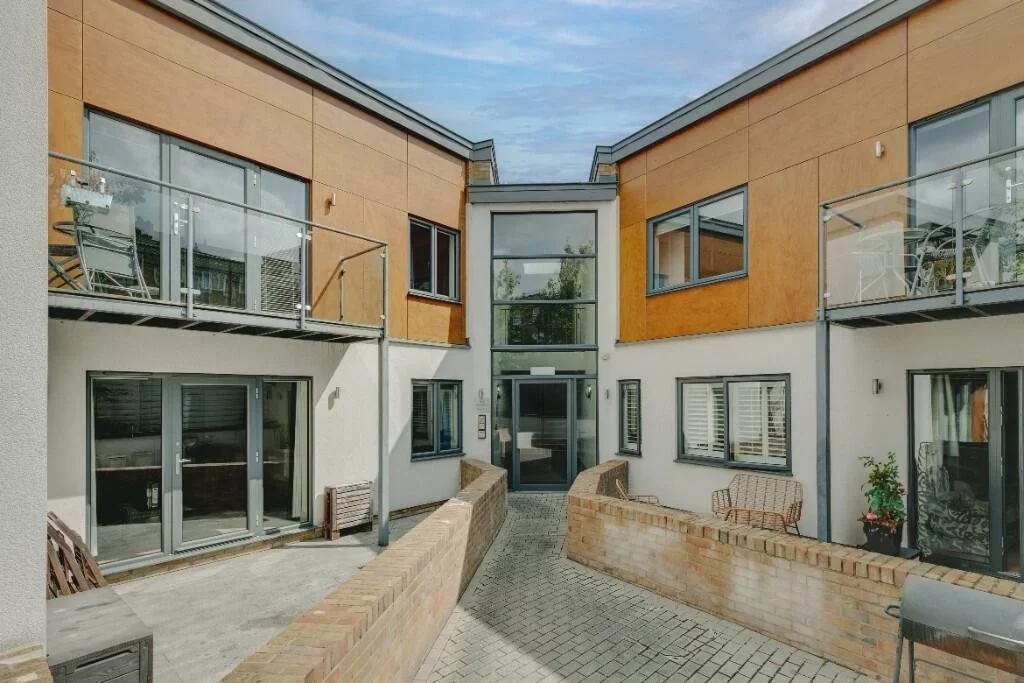 Flat Gipsy Road in Greater London