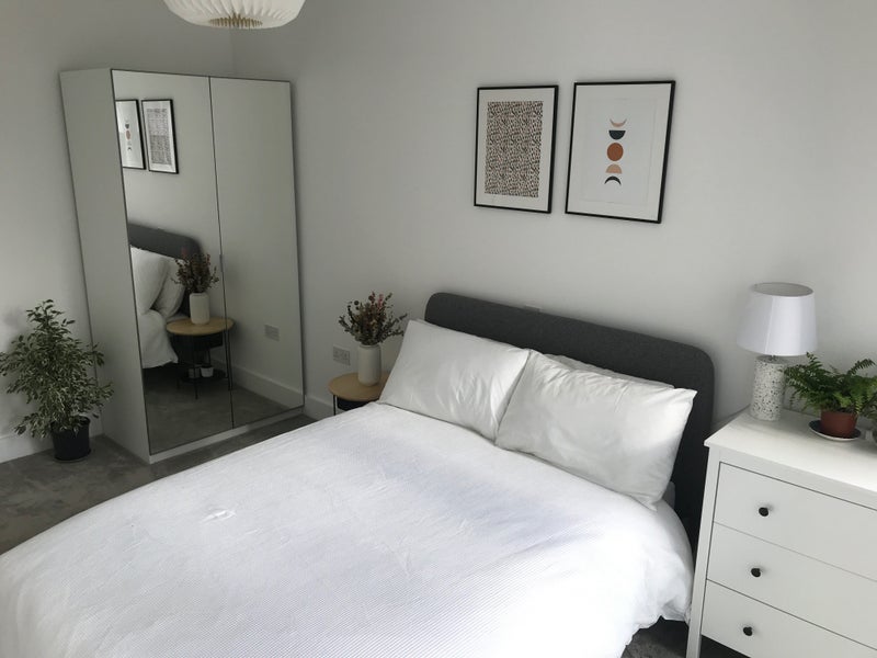 Room Sterling Way in Greater London