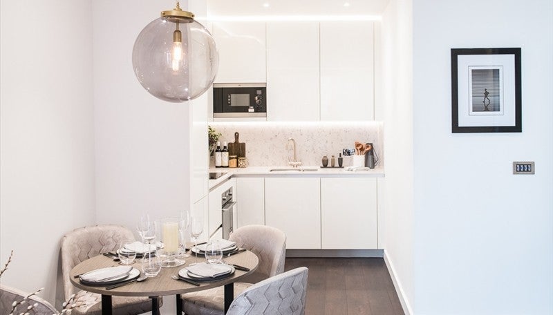 Flat Ponton Road in Greater London