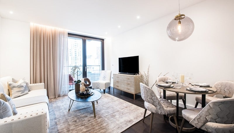 Flat Ponton Road in Greater London