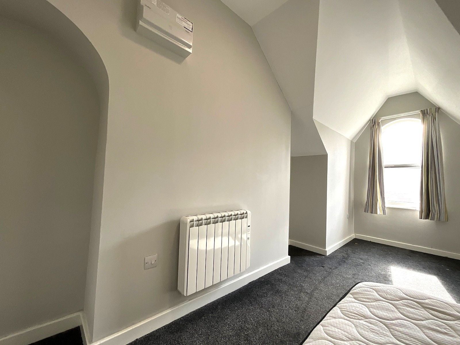 Room Auckland Road in Doncaster