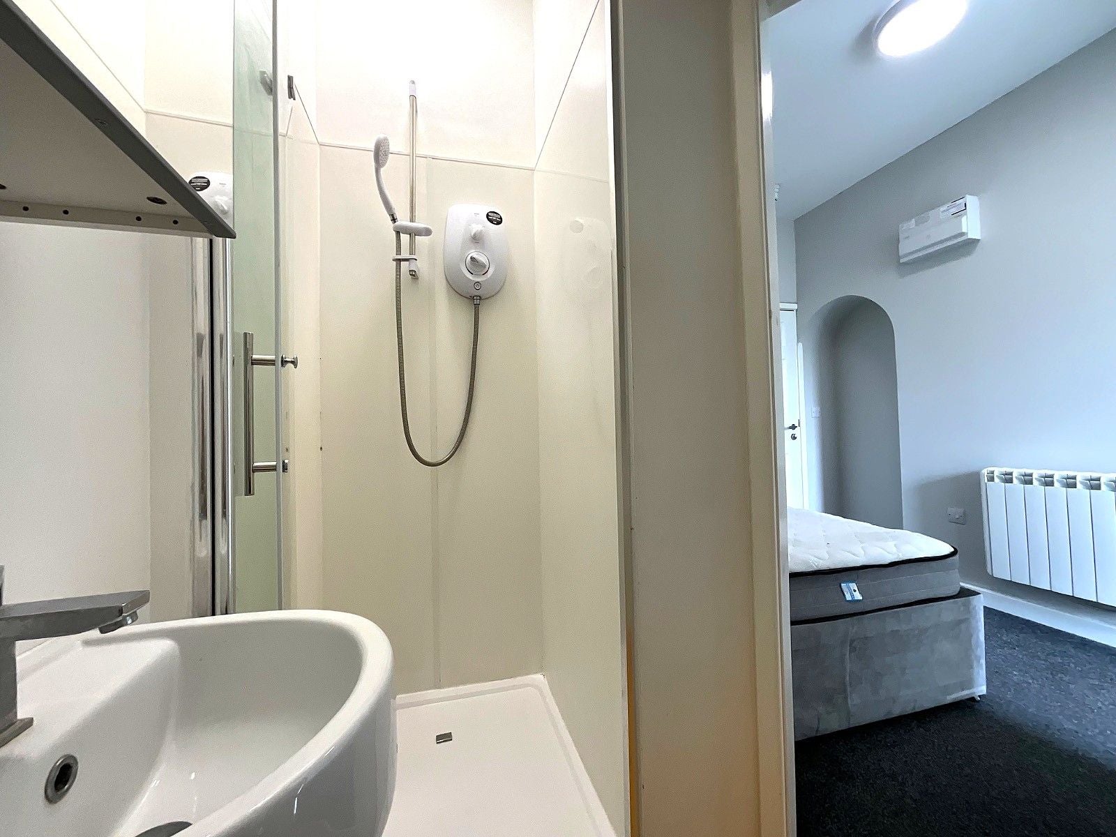 Room Auckland Road in Doncaster