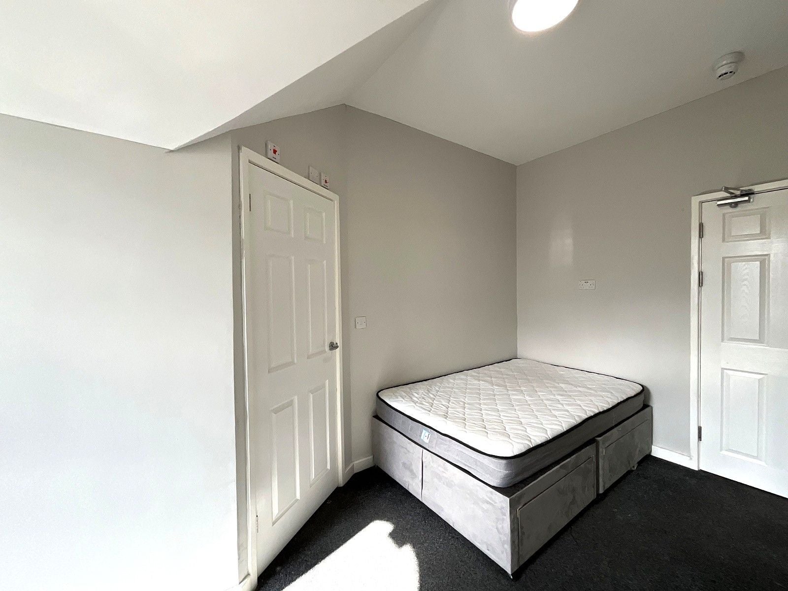 Room Auckland Road in Doncaster