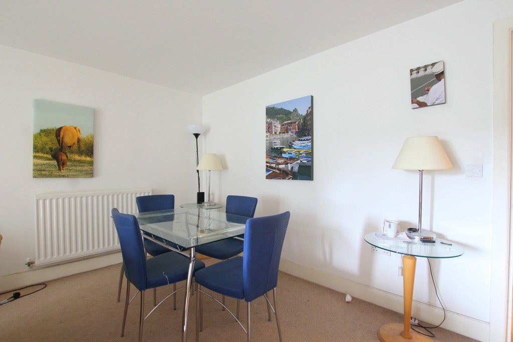 Flat Montague Road in Greater London
