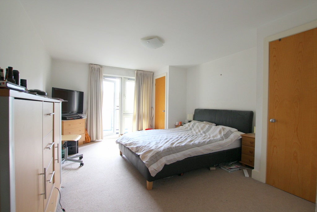 Flat Montague Road in Greater London
