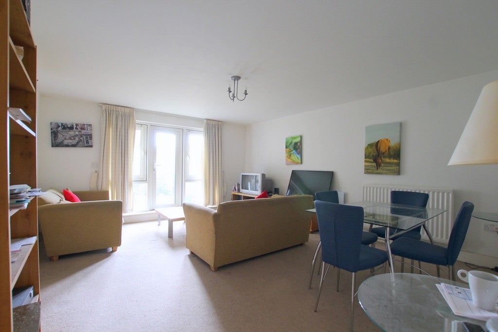 Flat Montague Road in Greater London