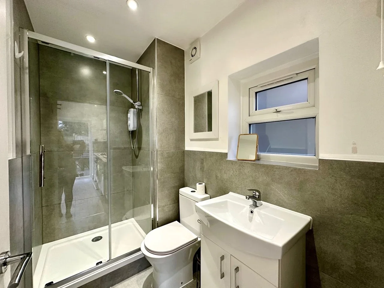 Flat Aberdare Gardens in Greater London