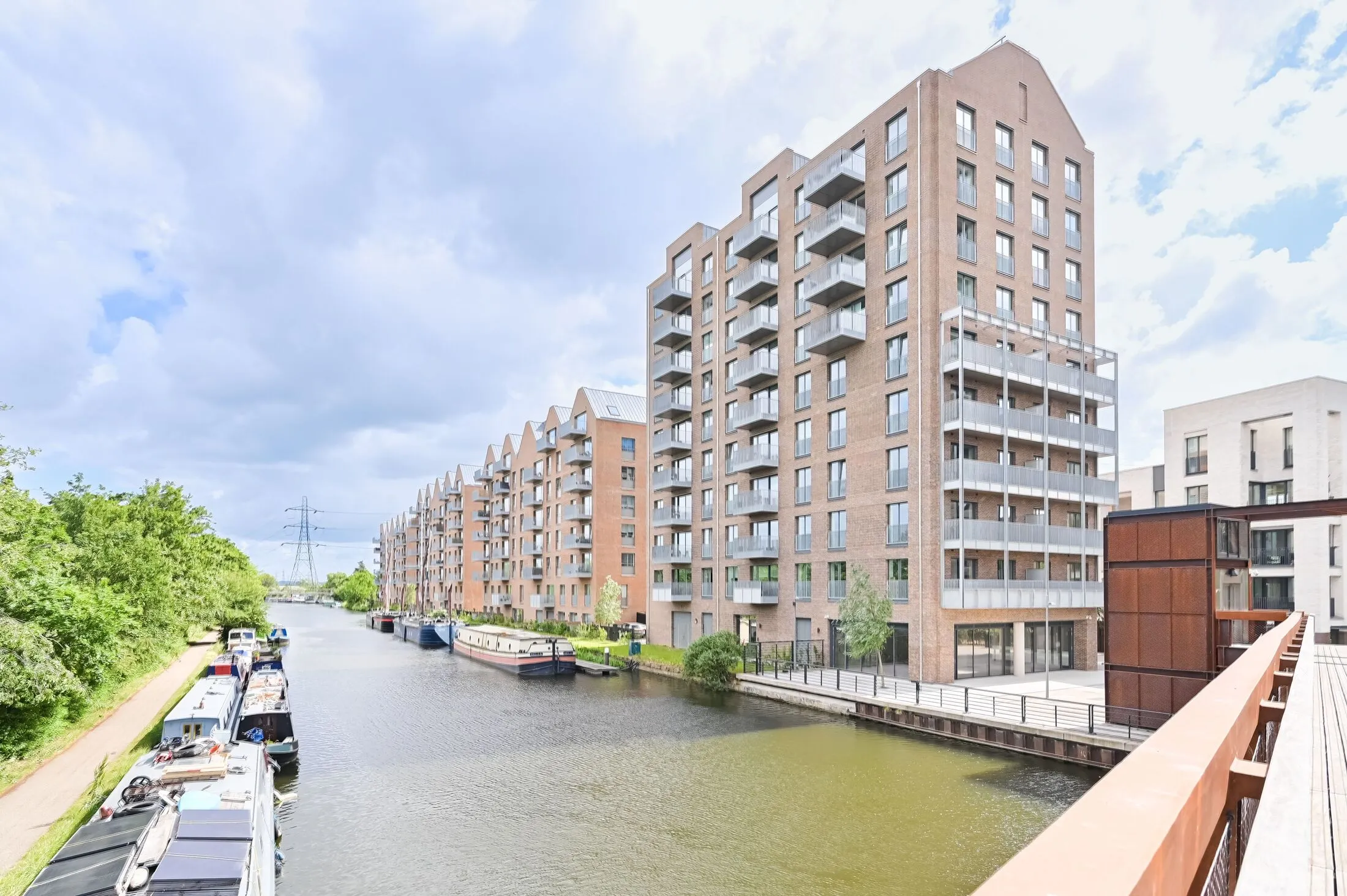 Flat Hale Wharf in Greater London