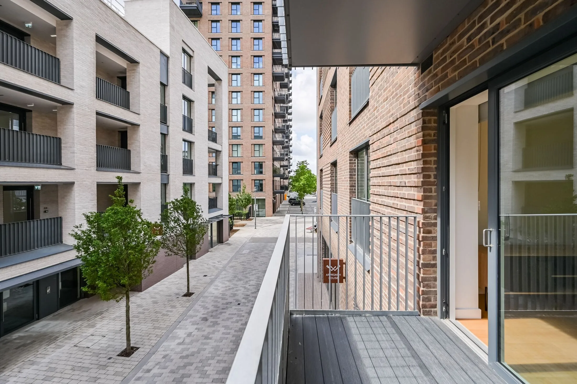 Flat Hale Wharf in Greater London