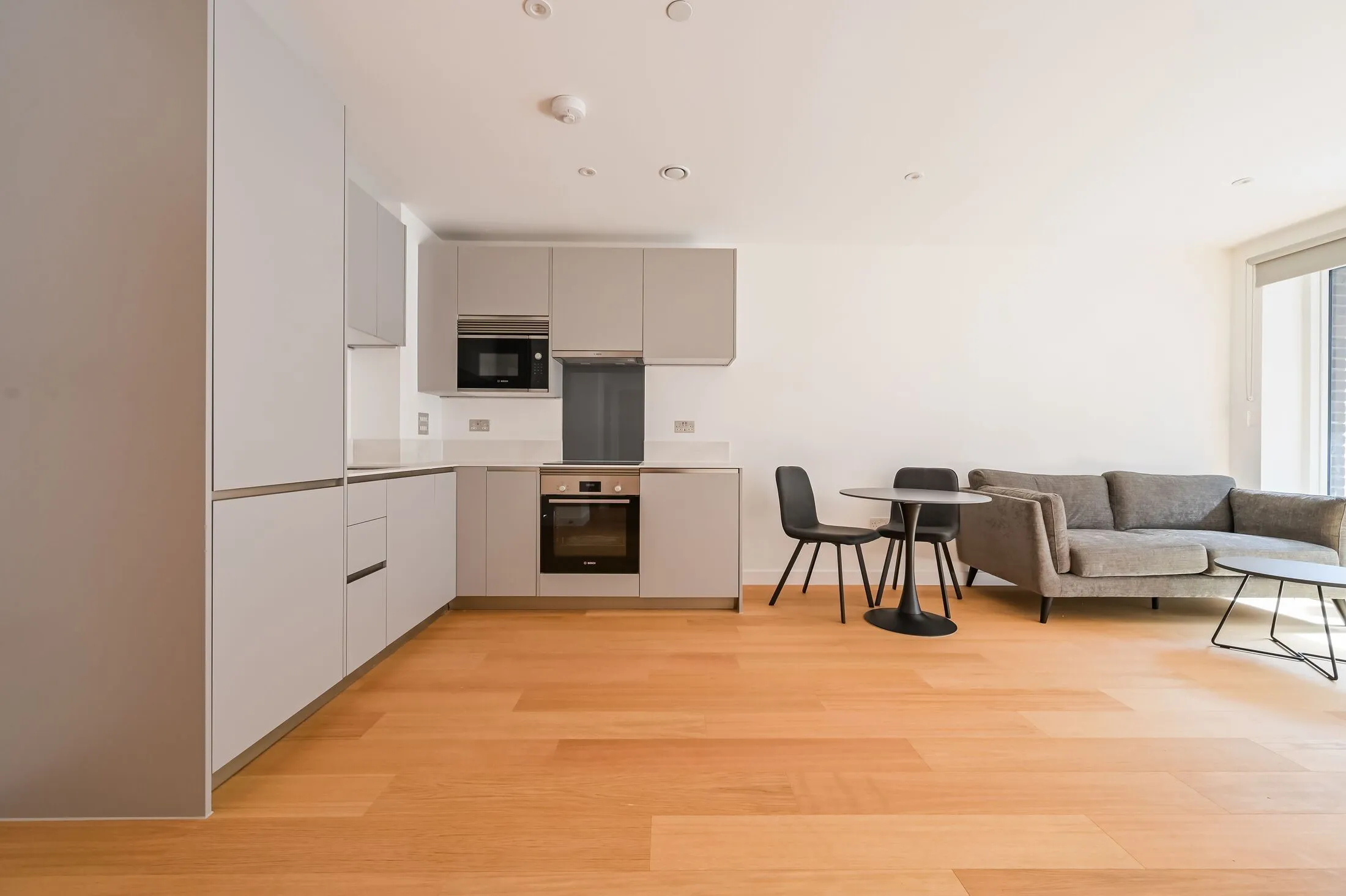 Flat Hale Wharf in Greater London