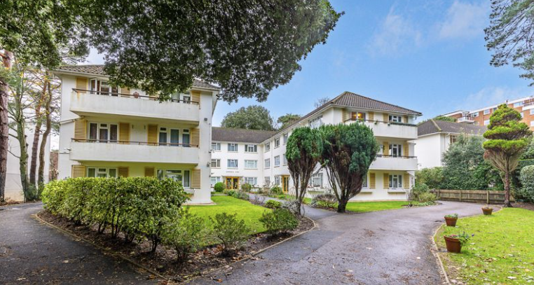 Flat Manor Road in Bournemouth