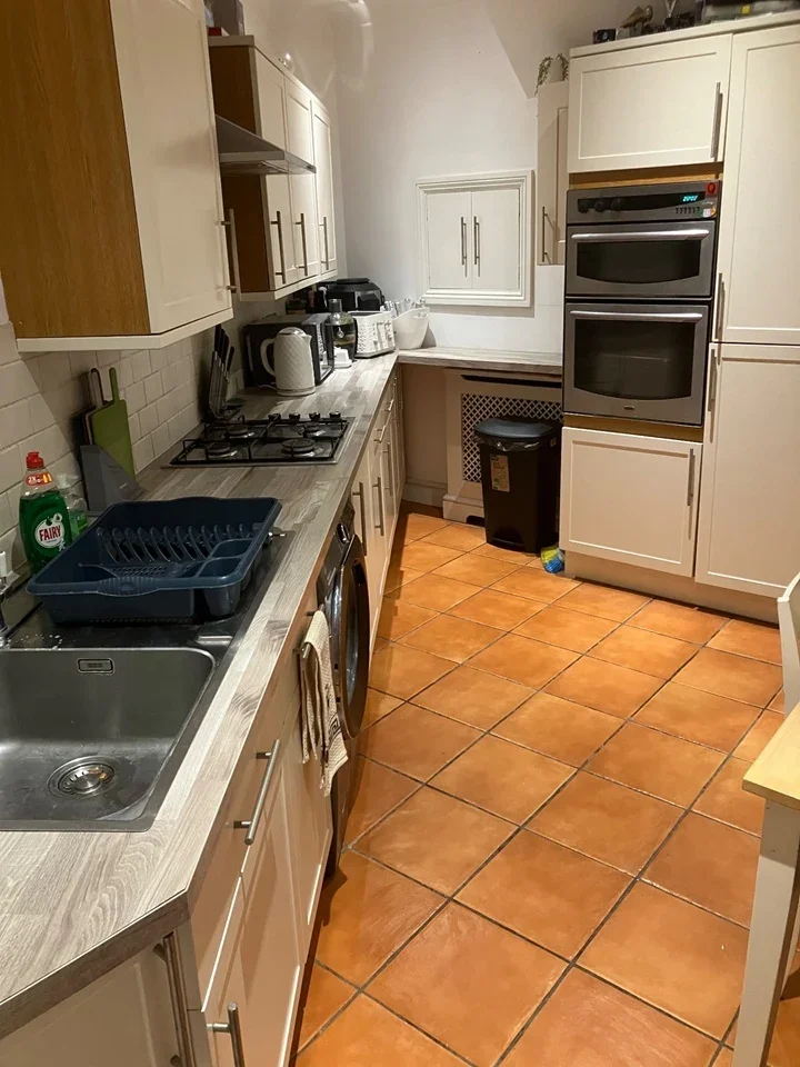 Room Leavesden Road in Watford