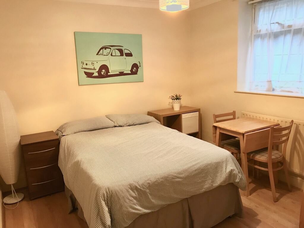 Room Mapesbury Road in Greater London