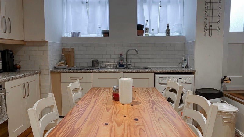 Room Huron Road in Greater London