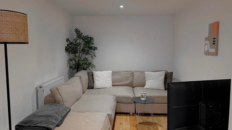 Room Huron Road in Greater London
