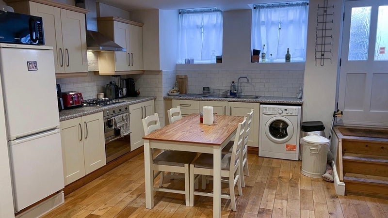 Room Huron Road in Greater London