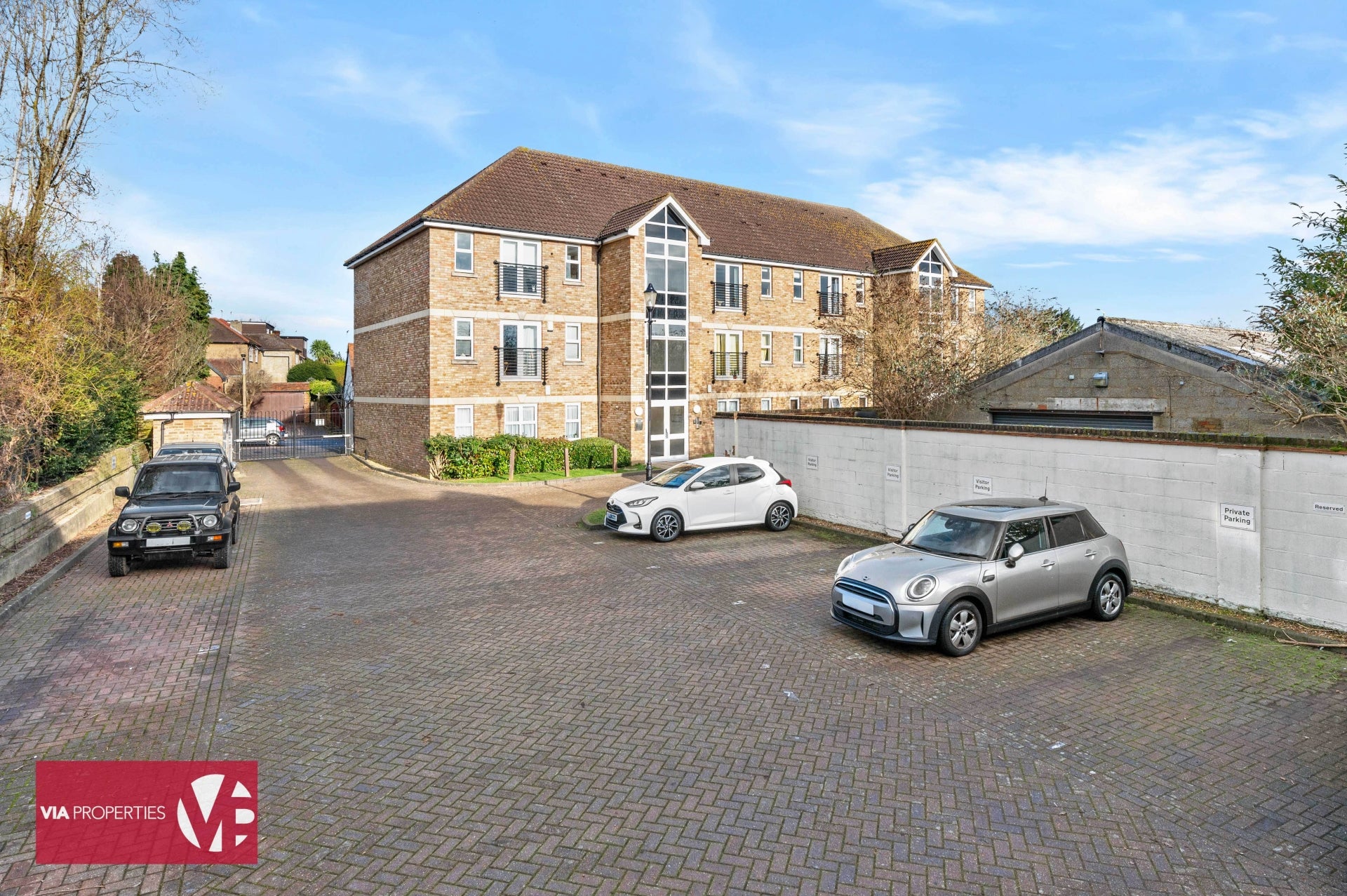 Flat Elpin Court in Hoddesdon