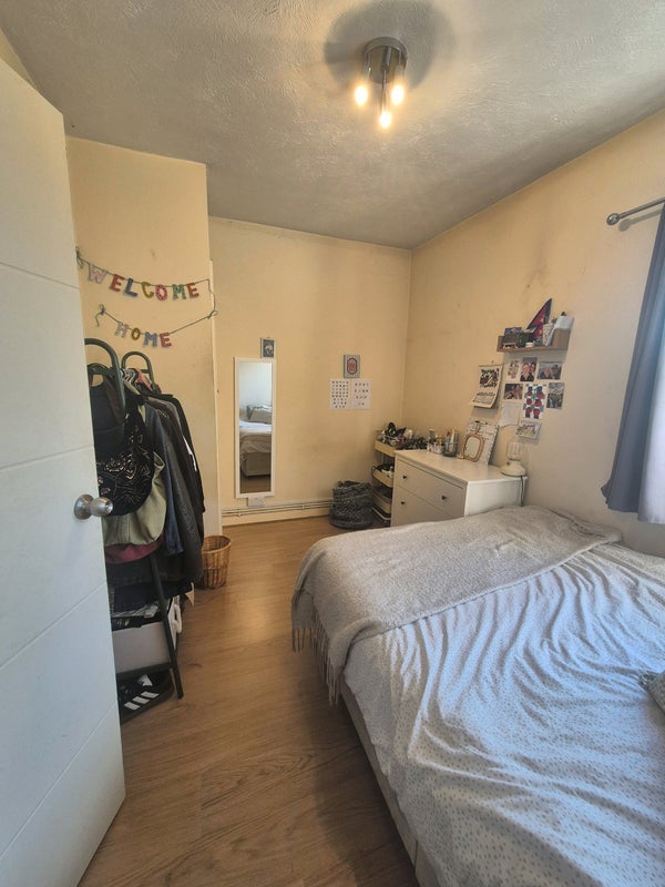 Room Denmark Road in Greater London