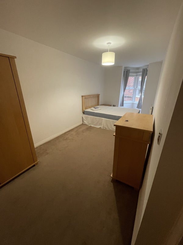 Room Carisbrooke Road in Leeds