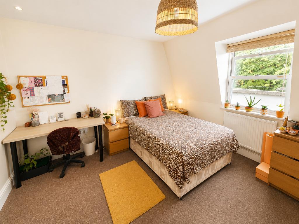 Flat Cheltenham Road in Bristol