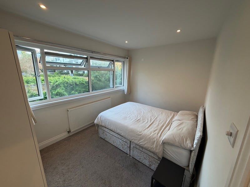 Room Rayner's Road in Greater London