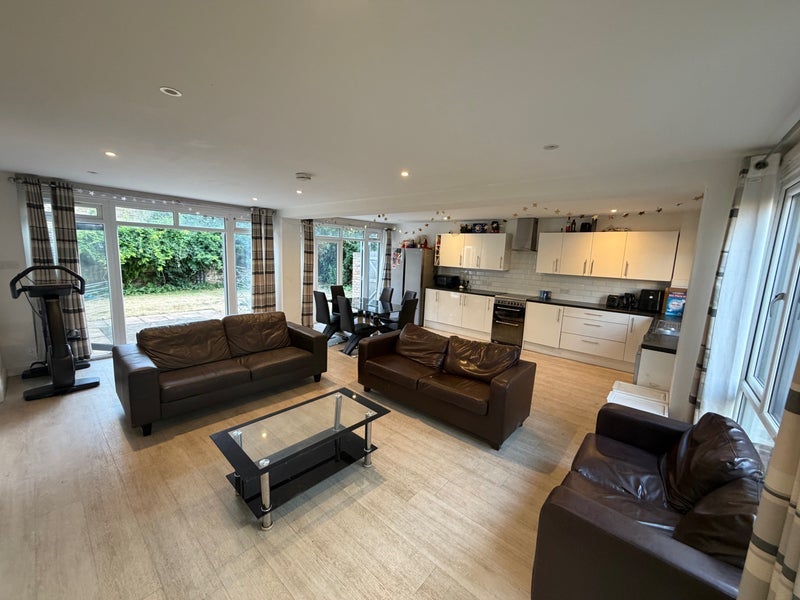 Room Rayner's Road in Greater London
