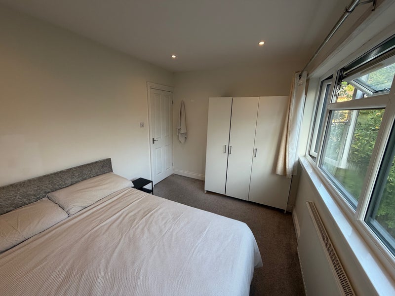Room Rayner's Road in Greater London