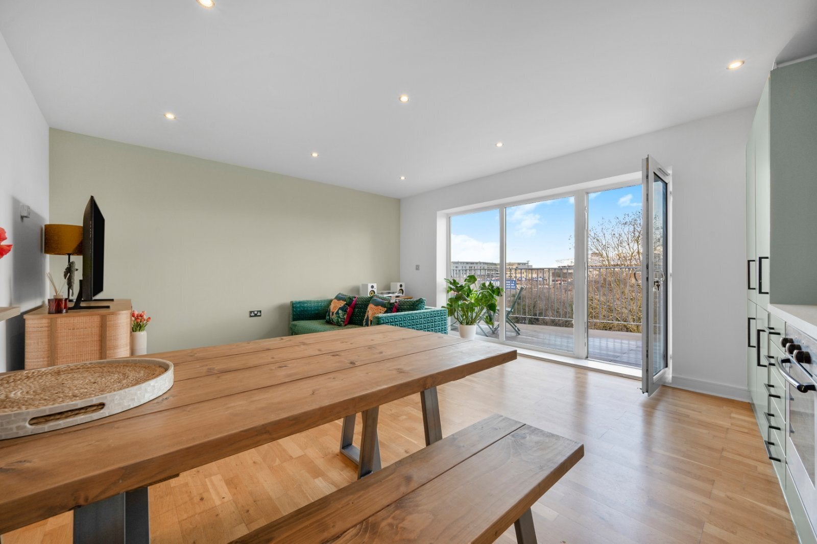 Flat Wick Lane in Greater London