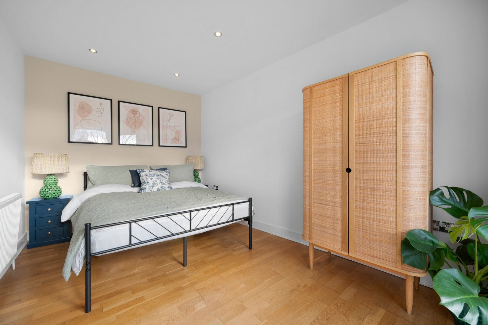 Flat Wick Lane in Greater London