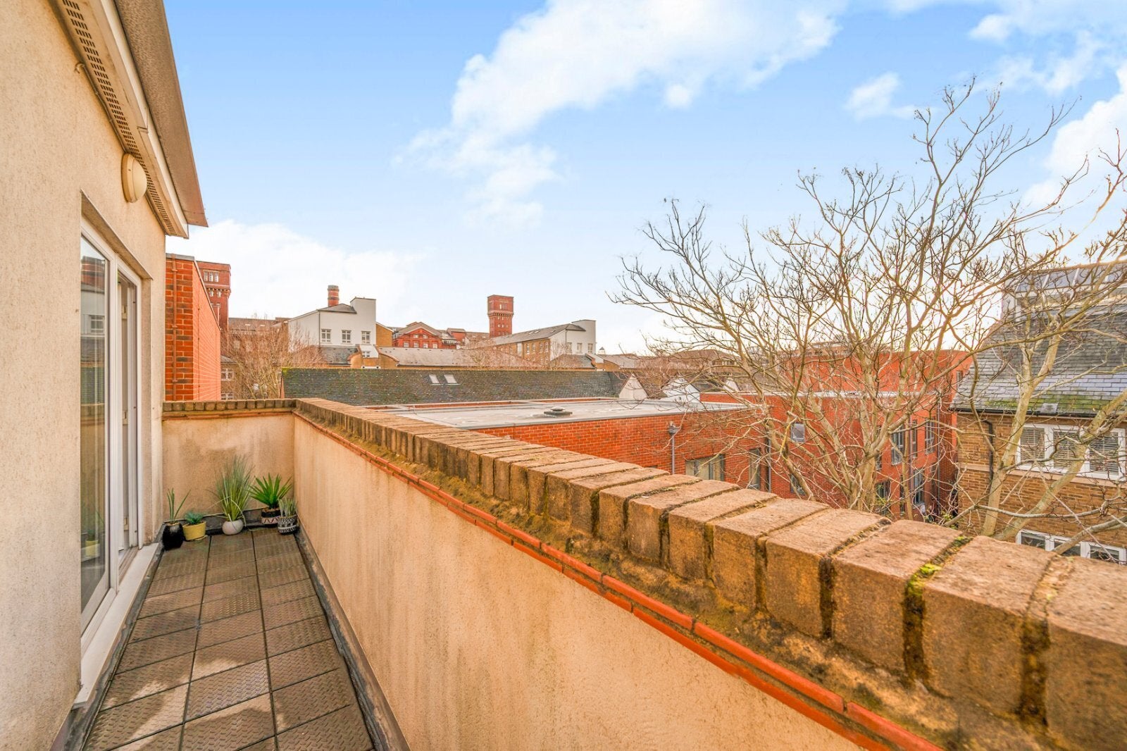 Flat Wick Lane in Greater London