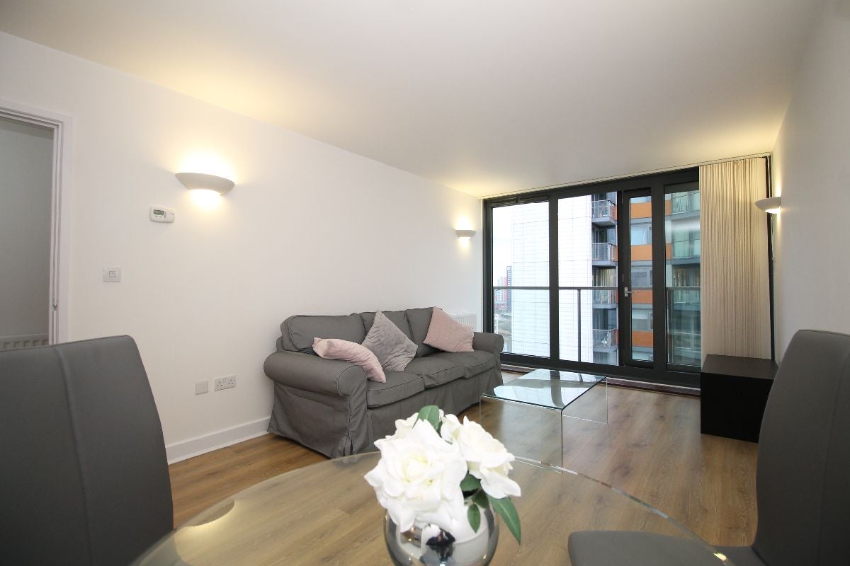 Flat Blackwall Way in Greater London