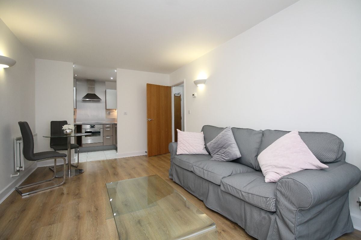 Flat Blackwall Way in Greater London