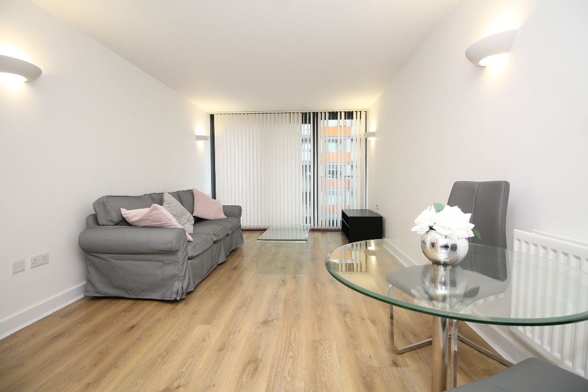 Flat Blackwall Way in Greater London