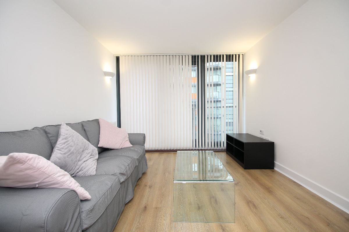 Flat Blackwall Way in Greater London