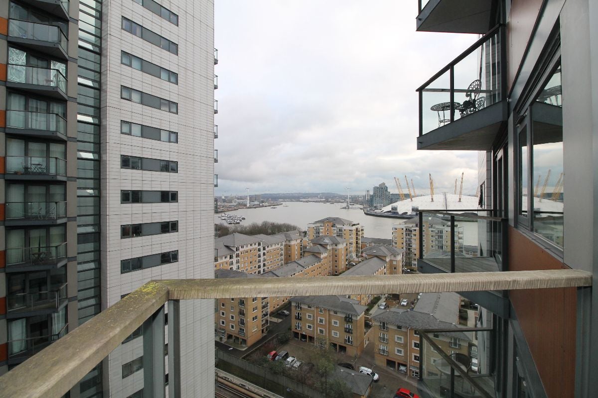 Flat Blackwall Way in Greater London