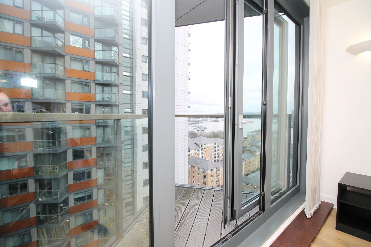 Flat Blackwall Way in Greater London