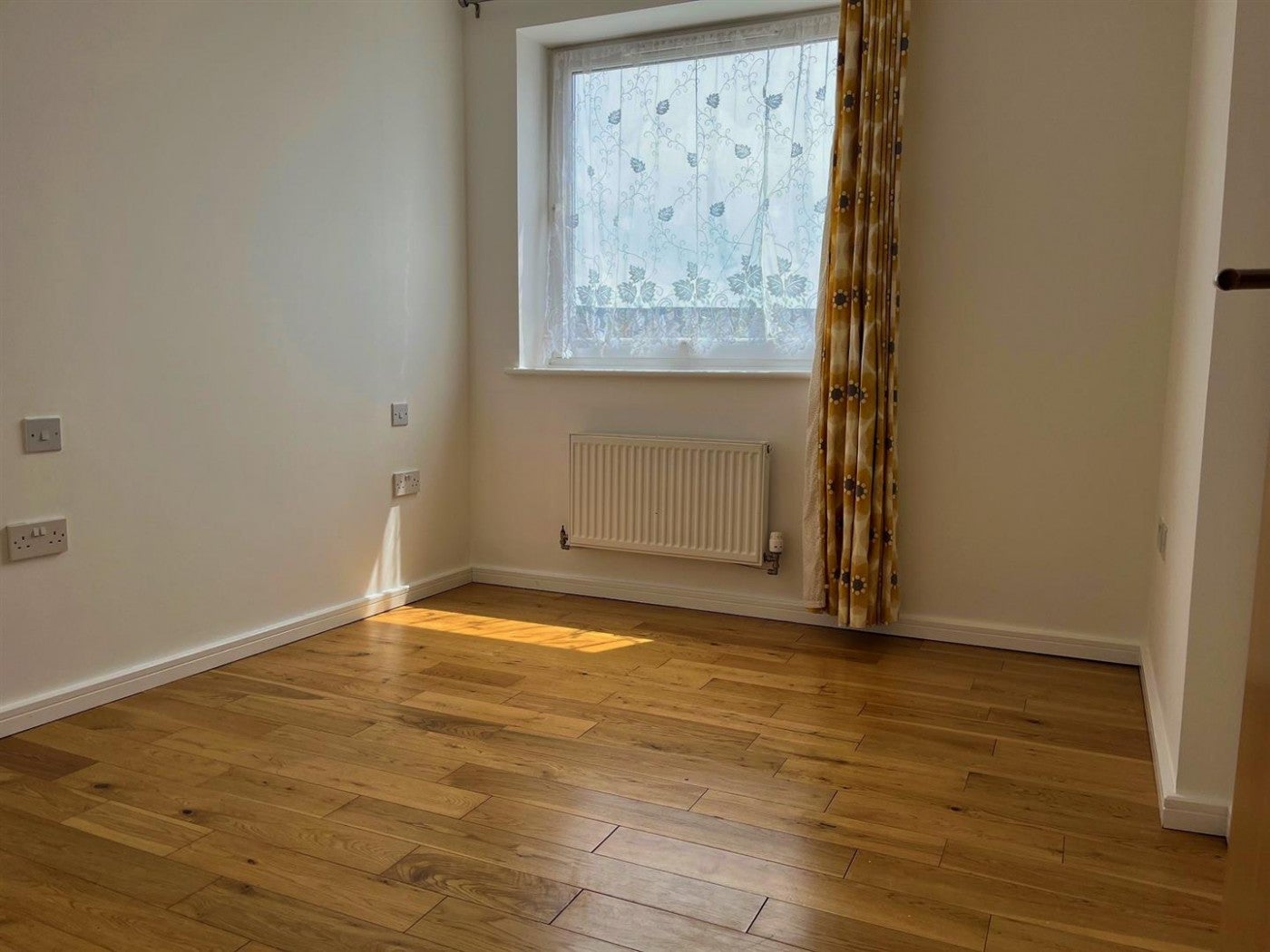 Flat Peacock Close in Greater London